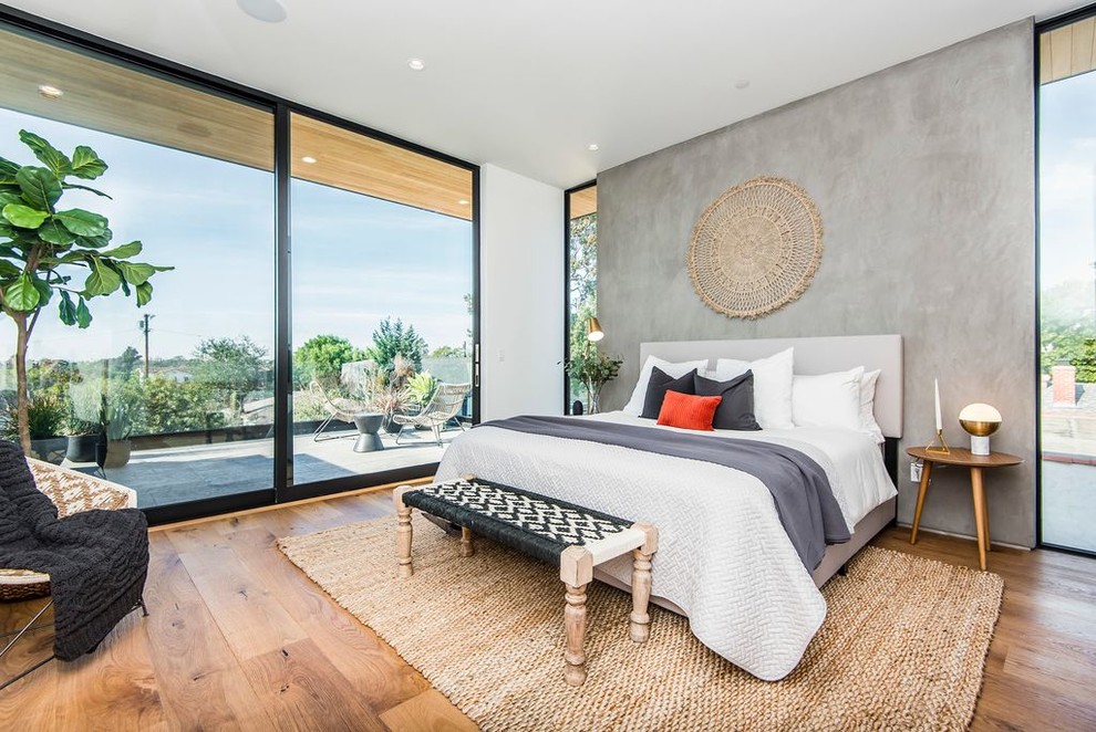 Mittelgroßes Modernes Hauptschlafzimmer ohne Kamin mit weißer Wandfarbe, Laminat und braunem Boden in Los Angeles