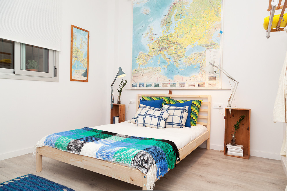 Aménagement d'une chambre parentale scandinave de taille moyenne avec un mur blanc, parquet clair et aucune cheminée.