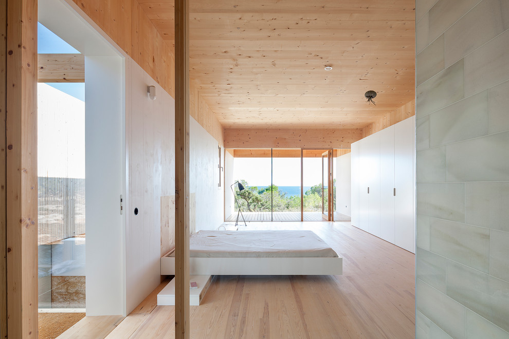 Стильный дизайн: спальня среднего размера в средиземноморском стиле - последний тренд