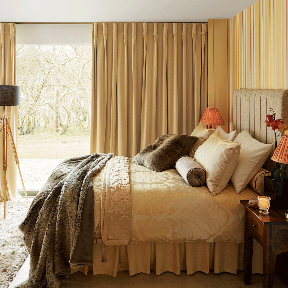 На фото: хозяйская спальня среднего размера в классическом стиле с желтыми стенами без камина