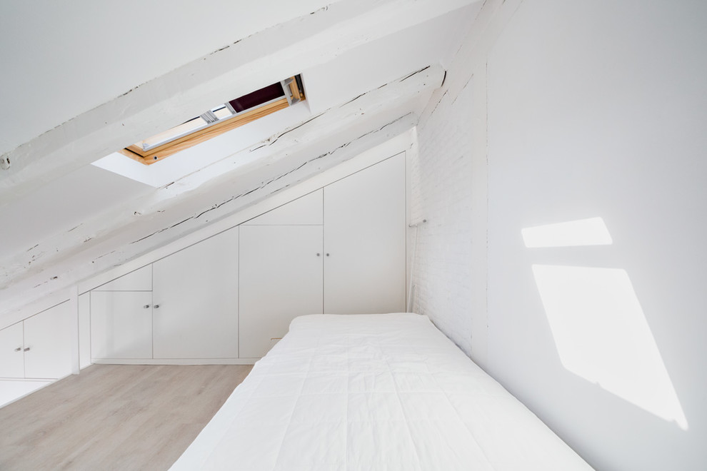 Imagen de dormitorio principal actual pequeño con paredes blancas