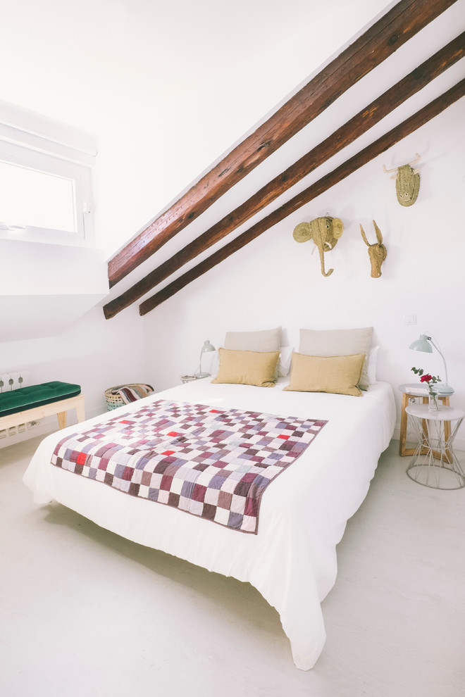 Imagen de dormitorio principal escandinavo pequeño sin chimenea con paredes blancas