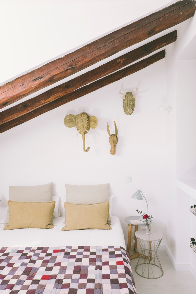 Foto de dormitorio principal nórdico con paredes blancas