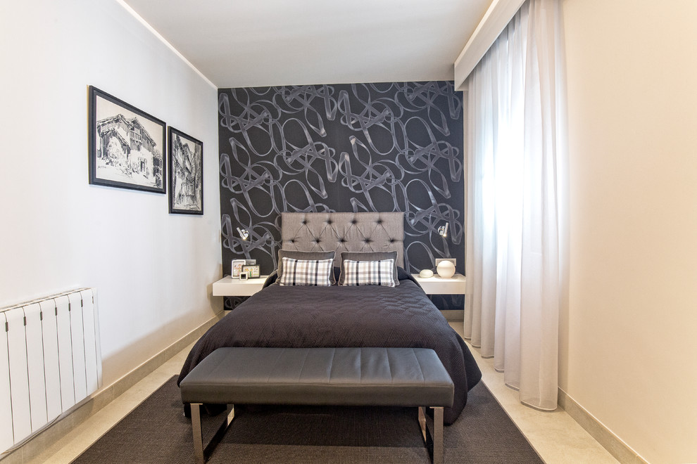 Ejemplo de dormitorio principal tradicional renovado de tamaño medio sin chimenea con paredes blancas