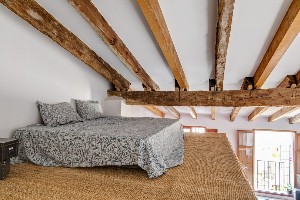 バレンシアにあるモダンスタイルのおしゃれなロフト寝室 (ラミネートの床、表し梁) のレイアウト