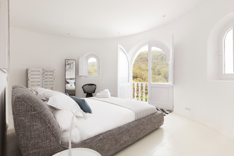 Diseño de dormitorio principal costero de tamaño medio con paredes blancas y suelo beige