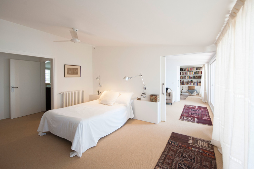 Diseño de dormitorio principal mediterráneo de tamaño medio sin chimenea con paredes beige y moqueta