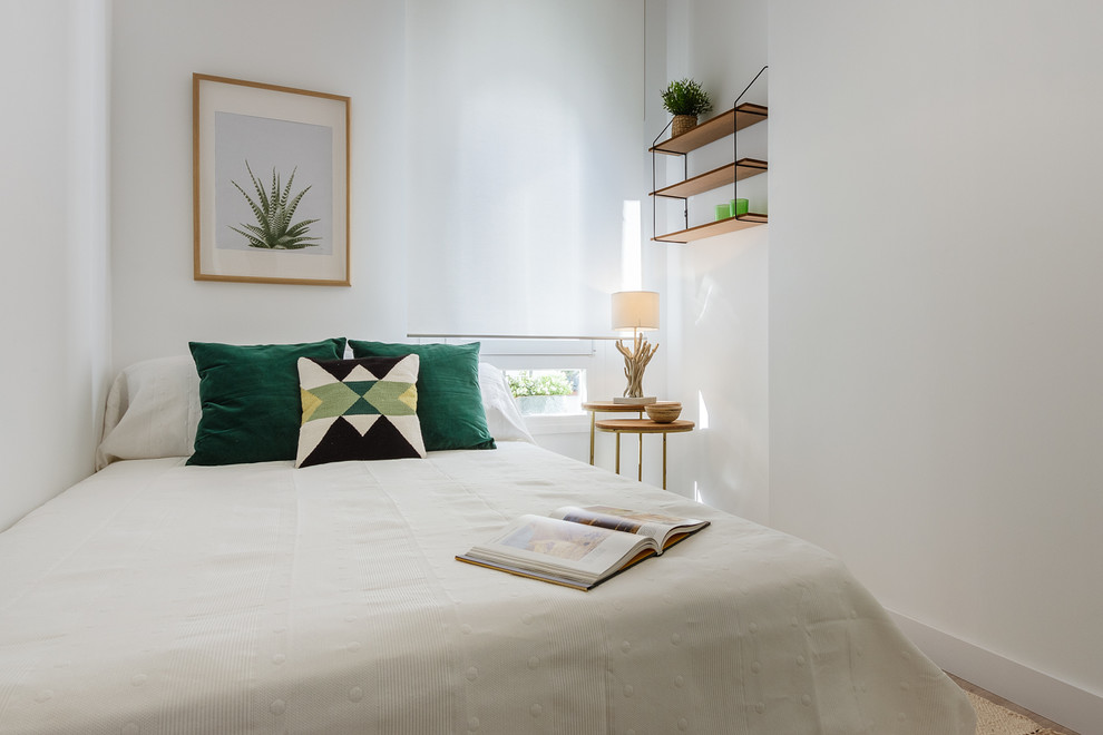 Идея дизайна: спальня в скандинавском стиле с белыми стенами