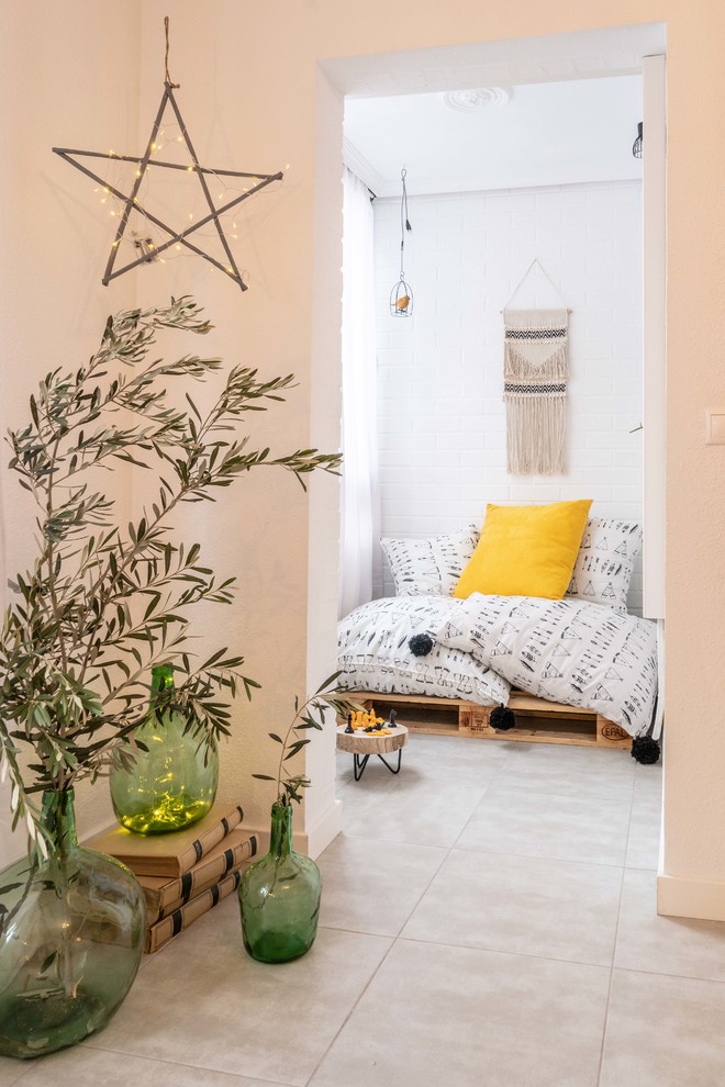 Immagine di una piccola camera degli ospiti scandinava con pareti bianche e pavimento beige