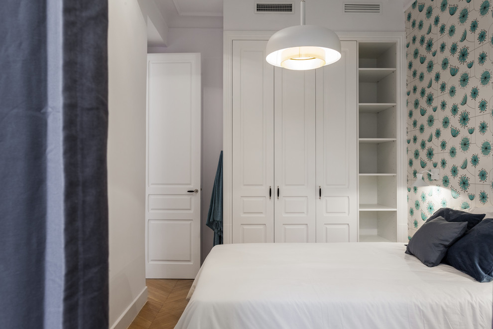 Mittelgroßes Modernes Hauptschlafzimmer ohne Kamin mit bunten Wänden, braunem Holzboden und braunem Boden in Barcelona