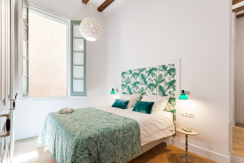 Ejemplo de dormitorio principal actual grande con paredes blancas, suelo de madera en tonos medios y suelo beige