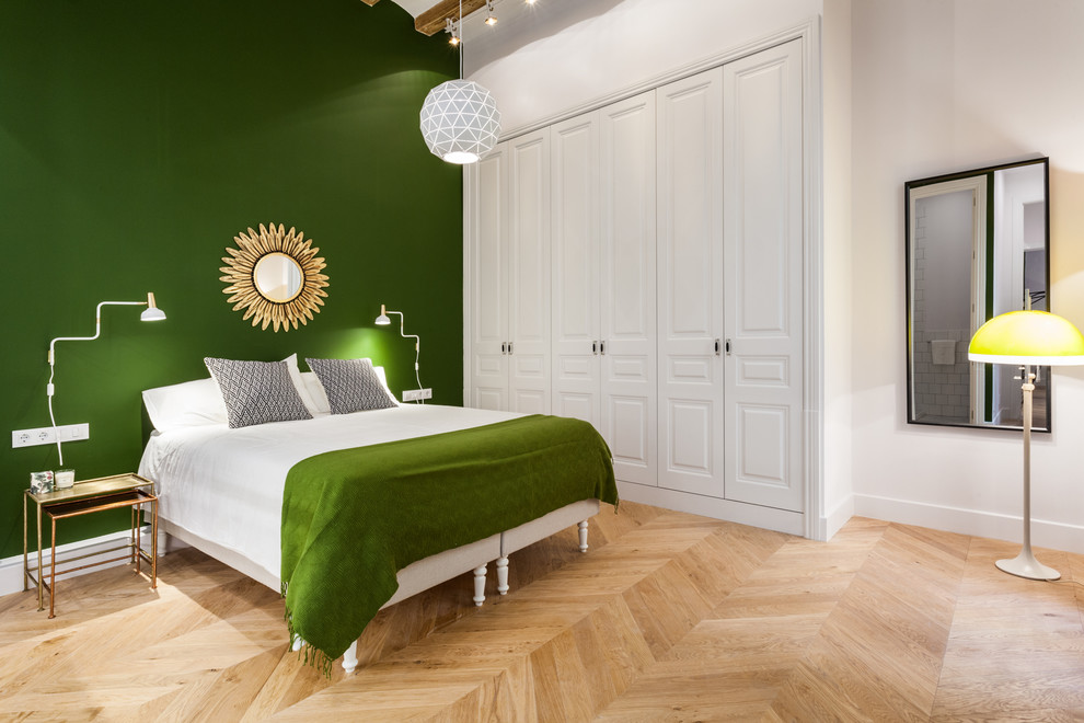 Foto på ett stort funkis huvudsovrum, med gröna väggar, ljust trägolv och beiget golv