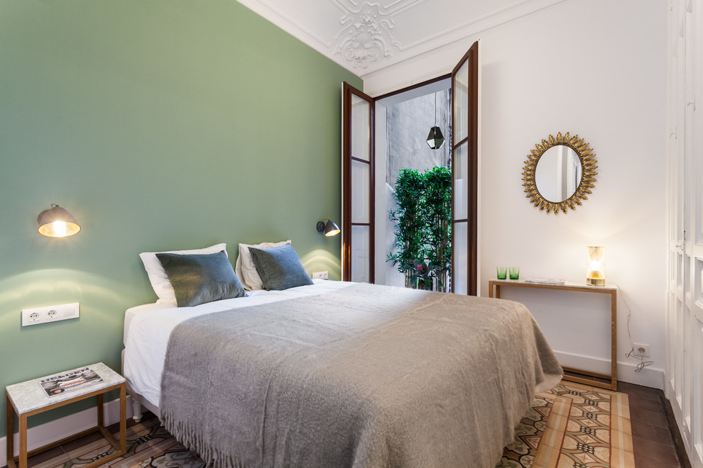 Foto di una camera da letto mediterranea con pareti verdi e pavimento multicolore