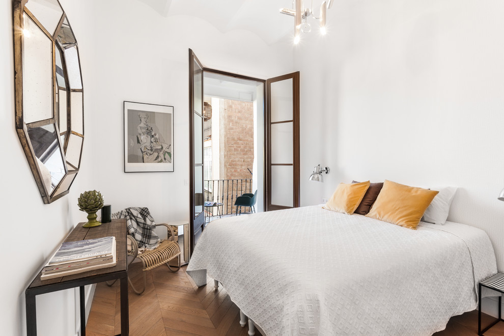 Foto de habitación de invitados clásica renovada de tamaño medio sin chimenea con paredes blancas y suelo de madera en tonos medios