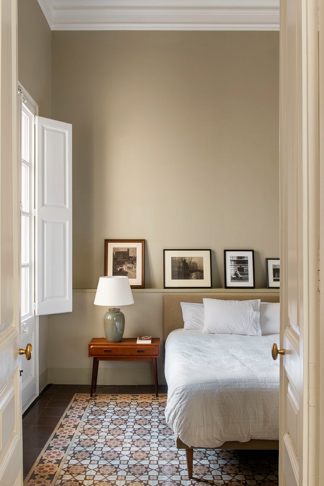 Inredning av ett klassiskt sovrum, med bruna väggar och flerfärgat golv