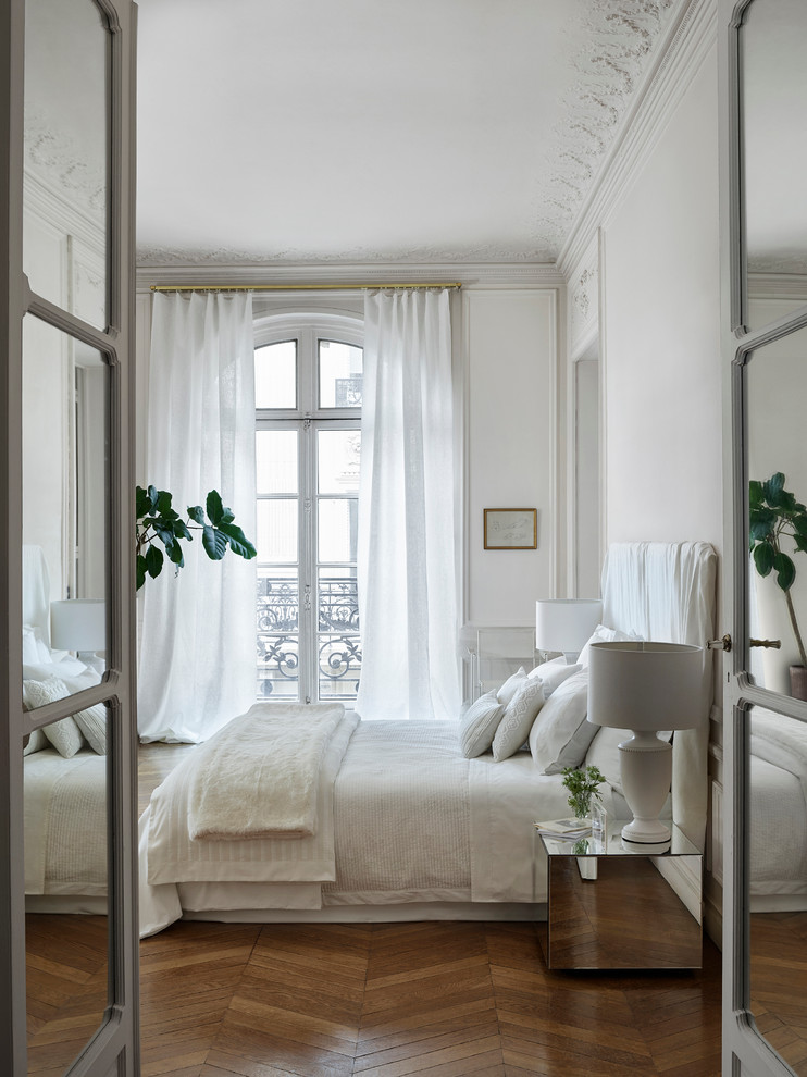 Источник вдохновения для домашнего уюта: большая хозяйская спальня в стиле неоклассика (современная классика) с белыми стенами и темным паркетным полом без камина