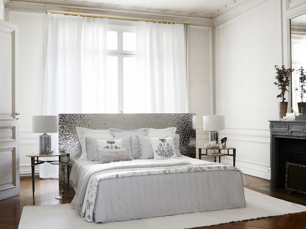 На фото: большая хозяйская спальня в стиле неоклассика (современная классика) с белыми стенами, паркетным полом среднего тона и стандартным камином