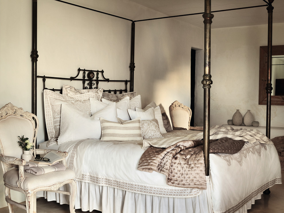 Imagen de dormitorio principal clásico de tamaño medio sin chimenea con paredes blancas