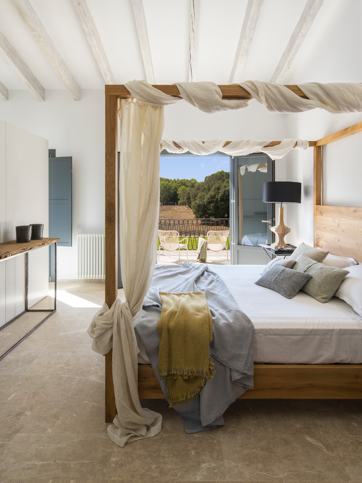 Пример оригинального дизайна: хозяйская спальня в средиземноморском стиле с белыми стенами и коричневым полом без камина