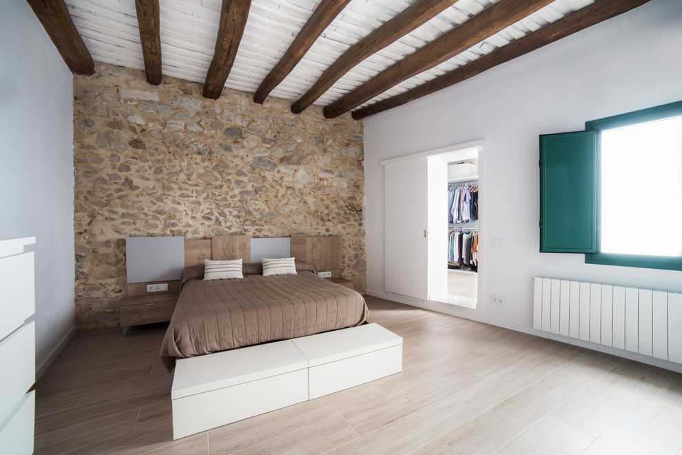 Ejemplo de dormitorio principal de estilo de casa de campo grande con paredes beige