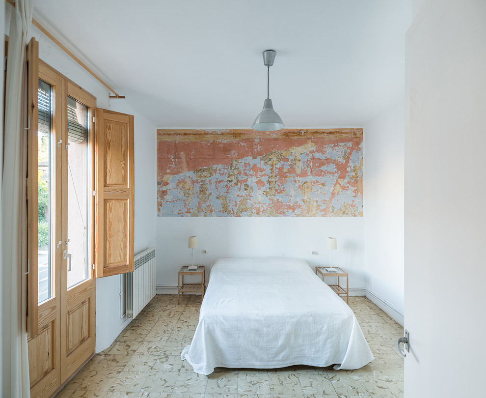 Exemple d'une chambre d'amis rétro de taille moyenne avec un mur blanc, un sol en carrelage de céramique et un sol beige.