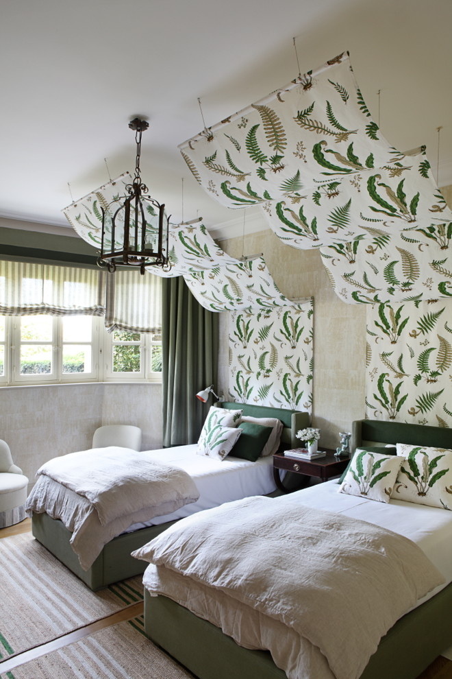 Diseño de habitación de invitados mediterránea de tamaño medio sin chimenea con paredes beige y suelo de madera clara