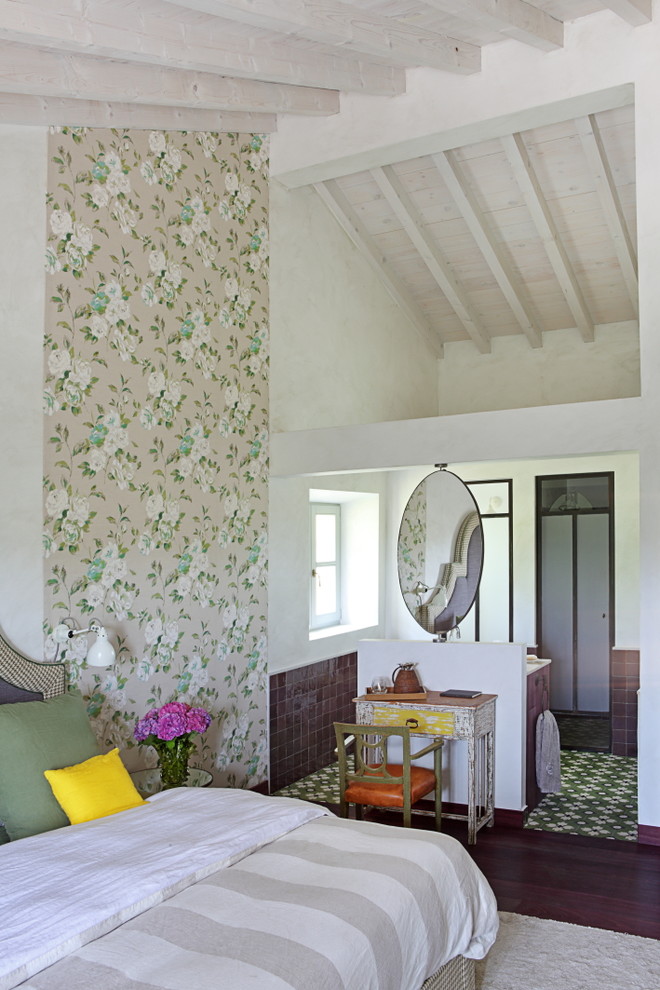 На фото: спальня среднего размера на антресоли в стиле фьюжн