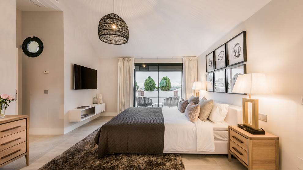 Modernes Hauptschlafzimmer mit grauer Wandfarbe, Porzellan-Bodenfliesen und grauem Boden in Malaga