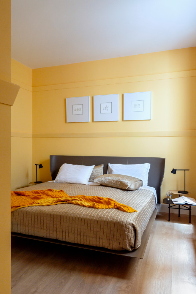 Cette image montre une chambre grise et jaune design.