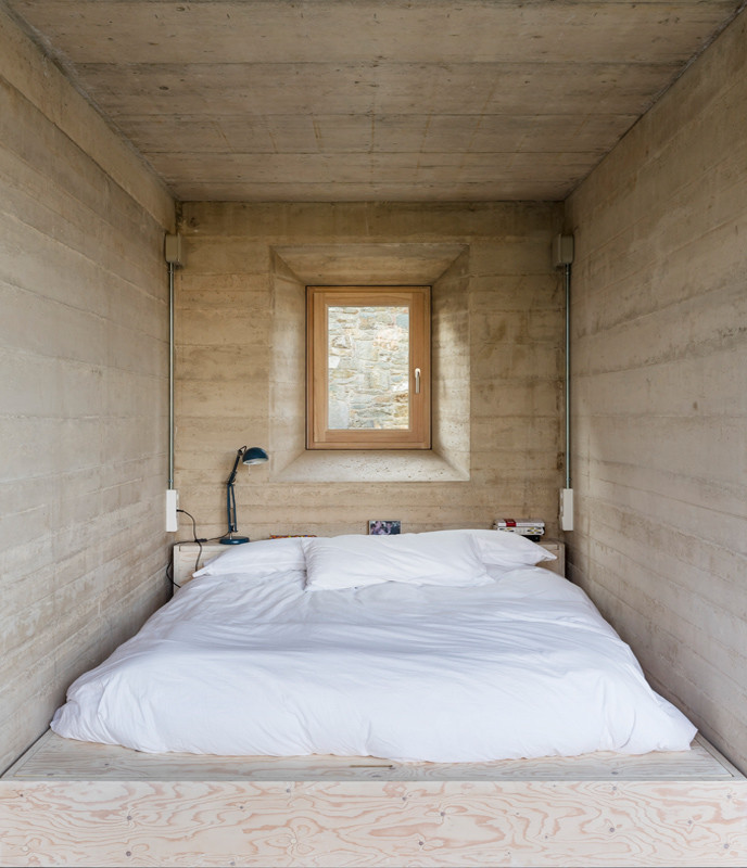 Foto di una piccola camera da letto moderna