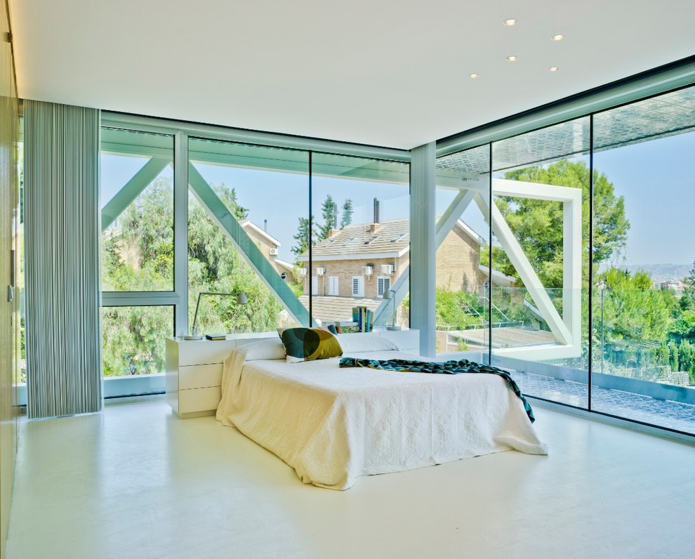 Стильный дизайн: большая хозяйская спальня в современном стиле с бетонным полом без камина - последний тренд