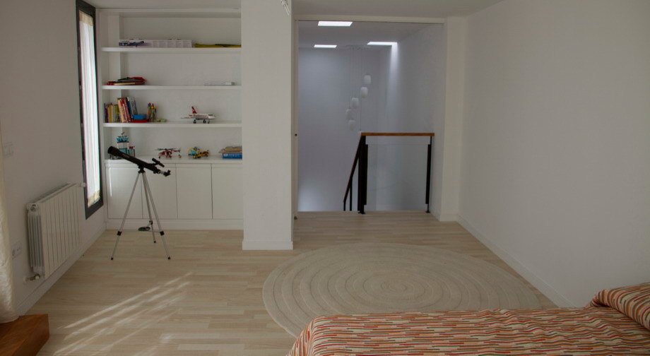 Foto på ett mellanstort funkis gästrum, med vita väggar och ljust trägolv