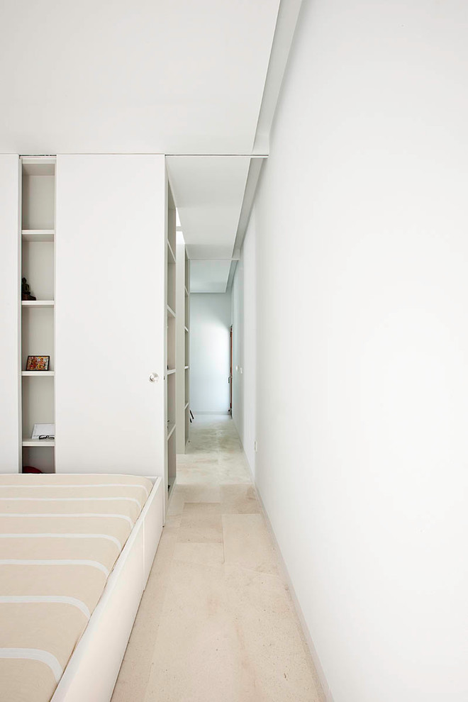 На фото: спальня среднего размера на антресоли в современном стиле с белыми стенами