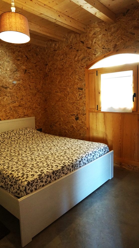 На фото: спальня в стиле лофт с бетонным полом с
