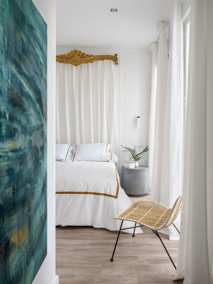 Ispirazione per una grande camera da letto mediterranea con pareti bianche, pavimento in marmo, pavimento bianco e boiserie