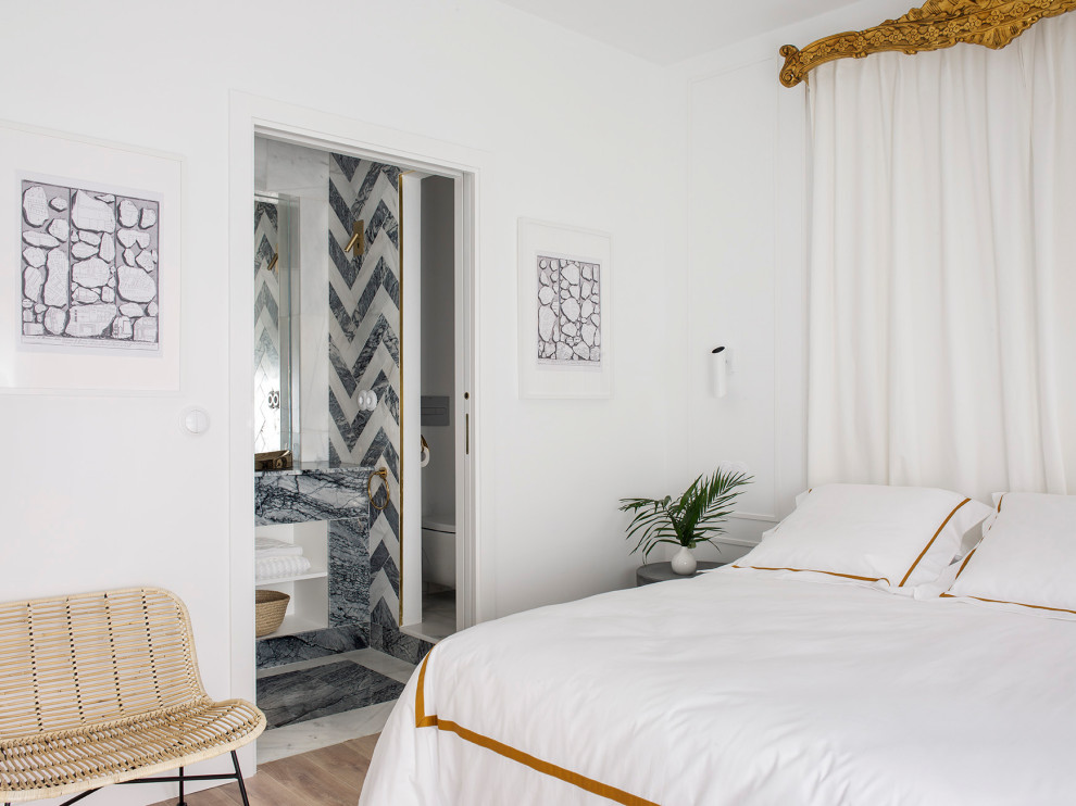 Идея дизайна: большая спальня в средиземноморском стиле с белыми стенами, мраморным полом, белым полом и панелями на стенах