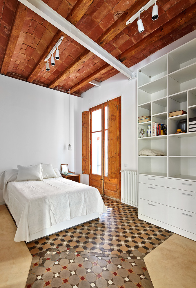 Mittelgroßes Mediterranes Hauptschlafzimmer ohne Kamin mit weißer Wandfarbe, Keramikboden und buntem Boden in Barcelona