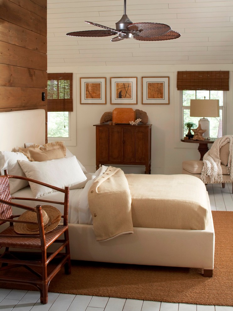 Свежая идея для дизайна: большая хозяйская спальня в стиле кантри с белыми стенами и деревянным полом без камина - отличное фото интерьера