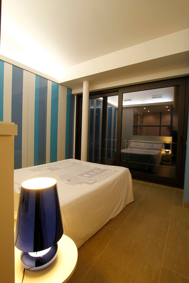 Imagen de dormitorio principal minimalista pequeño con paredes blancas, suelo de baldosas de cerámica y suelo marrón