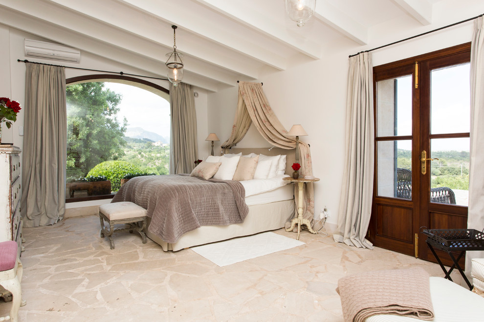 На фото: хозяйская спальня в стиле кантри с белыми стенами без камина