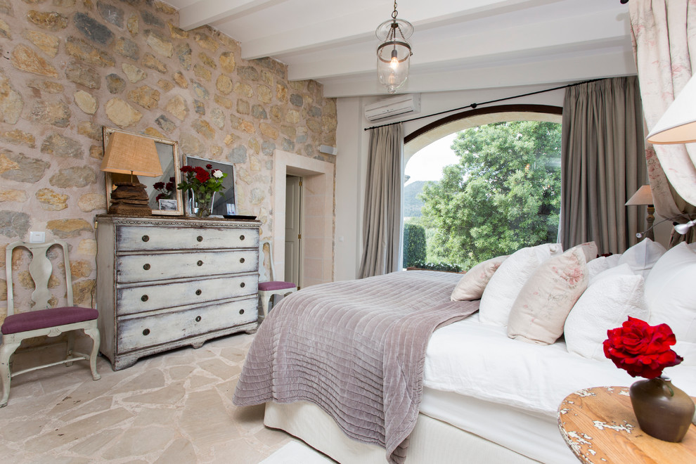 Ejemplo de dormitorio principal campestre grande sin chimenea con paredes beige