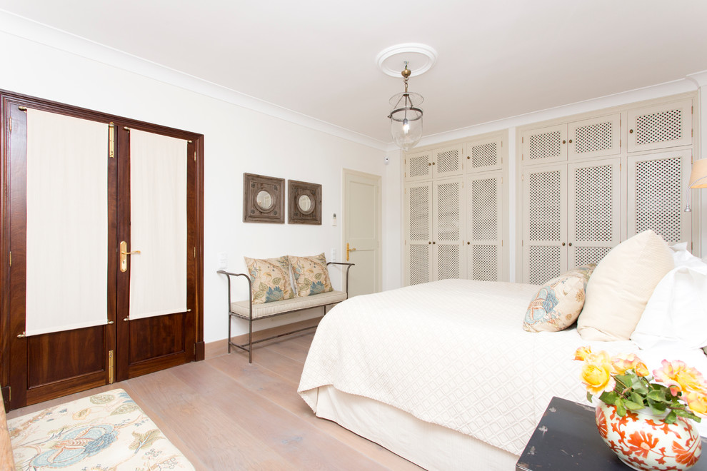Foto de dormitorio principal campestre de tamaño medio sin chimenea con paredes blancas