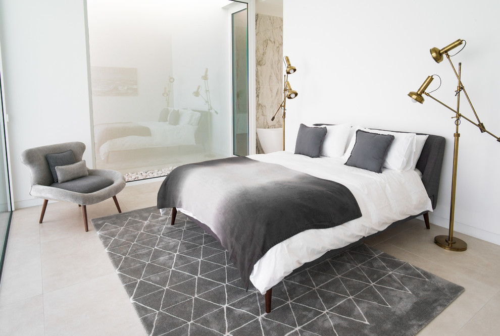 На фото: хозяйская спальня среднего размера в стиле модернизм с белыми стенами с