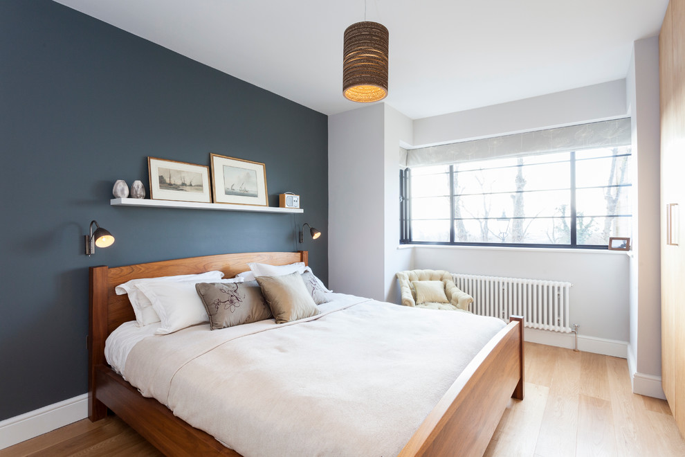 Источник вдохновения для домашнего уюта: хозяйская спальня среднего размера в скандинавском стиле с синими стенами и светлым паркетным полом без камина