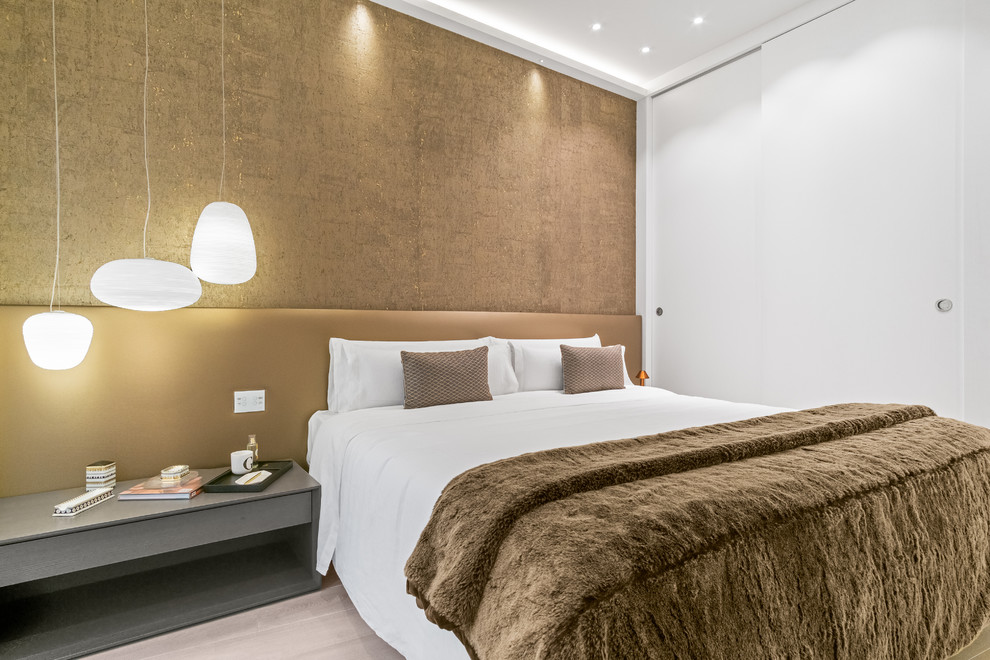 マドリードにあるコンテンポラリースタイルのおしゃれな寝室 (白い壁、淡色無垢フローリング、グレーの床) のレイアウト
