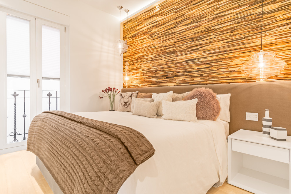 Modernes Schlafzimmer mit weißer Wandfarbe, hellem Holzboden und beigem Boden in Madrid