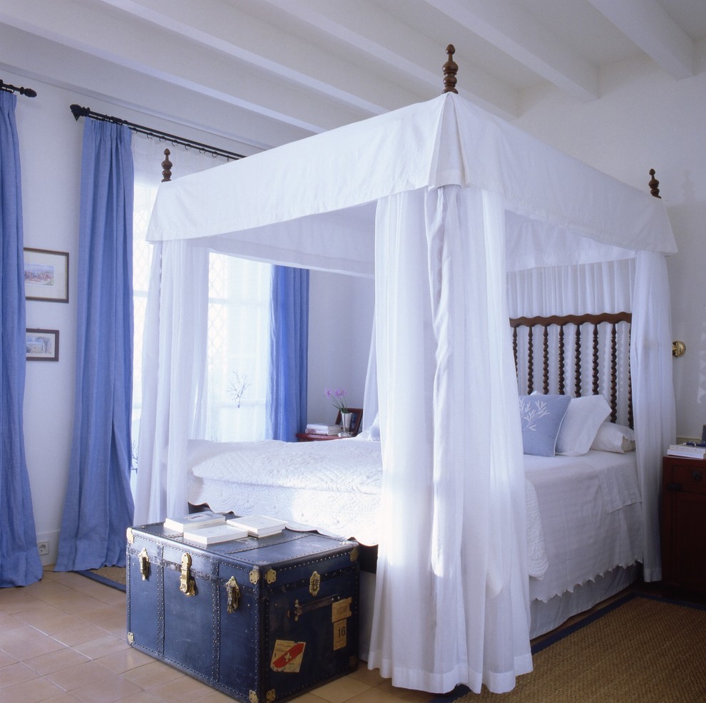 Diseño de dormitorio principal costero de tamaño medio sin chimenea con paredes blancas