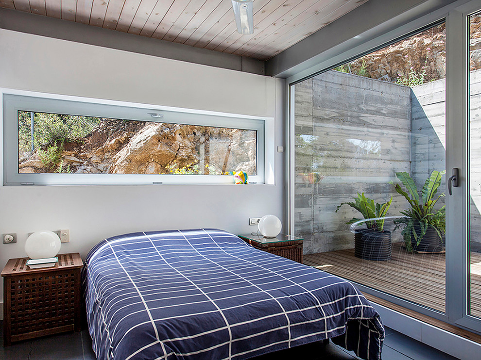 Свежая идея для дизайна: хозяйская спальня среднего размера в современном стиле с белыми стенами и полом из керамической плитки без камина - отличное фото интерьера