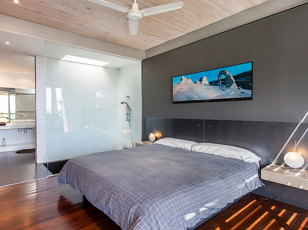 Foto de dormitorio principal contemporáneo de tamaño medio sin chimenea con paredes grises y suelo de madera oscura