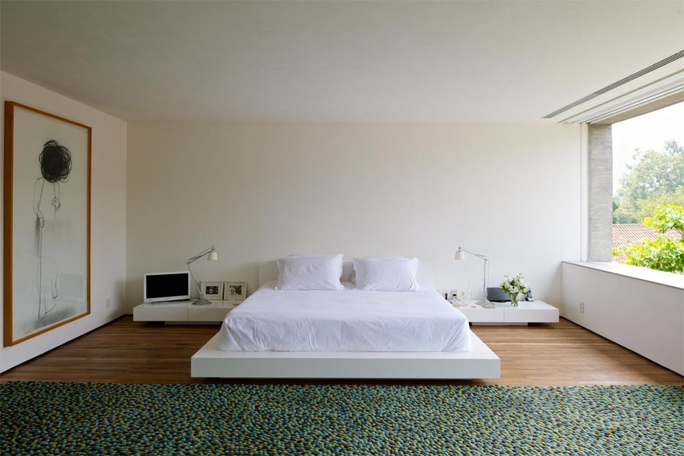 This is an example of a contemporary bedroom in Barcelona.